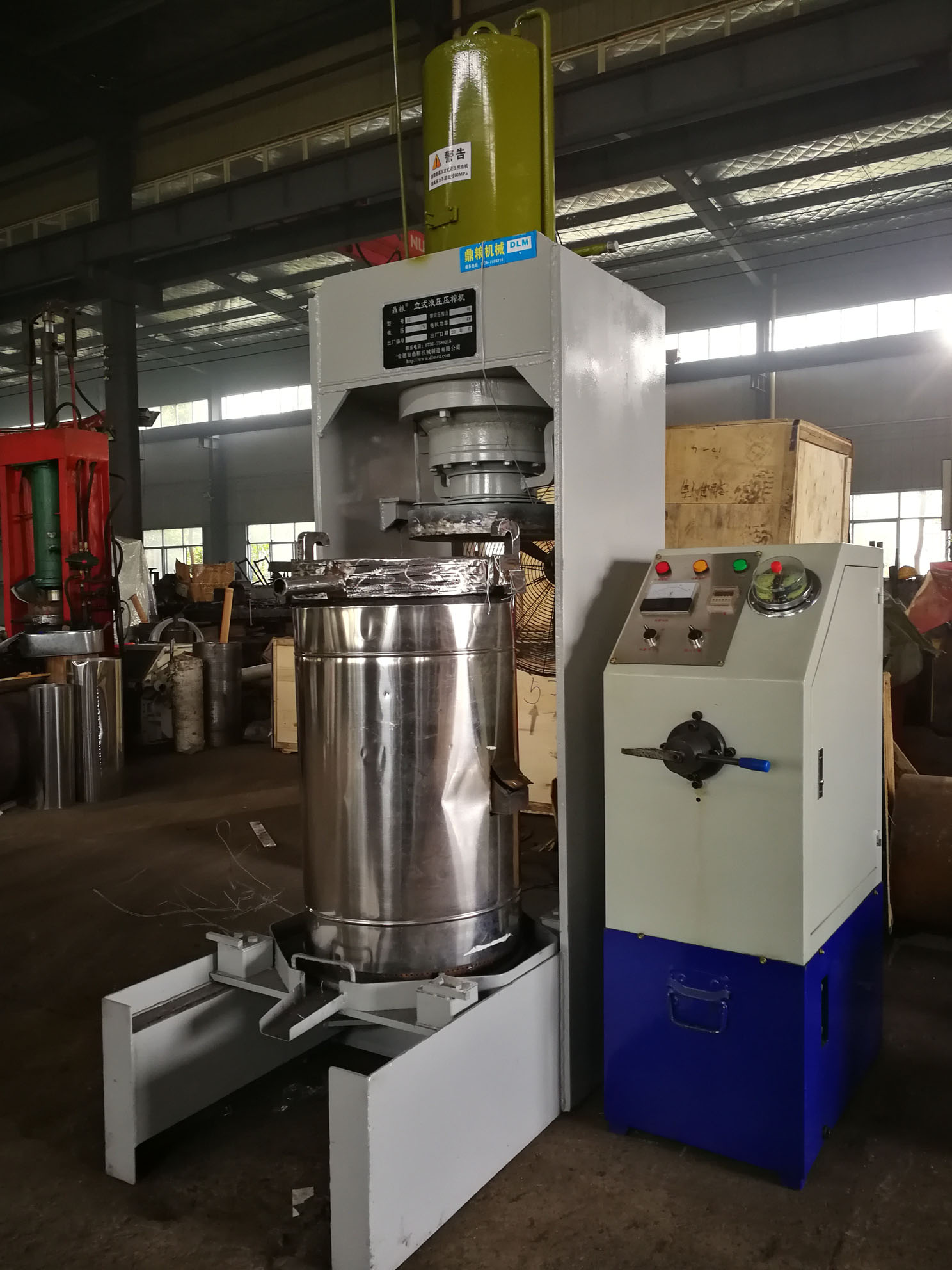 不銹鋼超高壓立式液壓壓榨機(jī)，果汁壓榨機(jī)，果渣壓榨機(jī)，藥材壓榨，油渣處理，白土壓榨